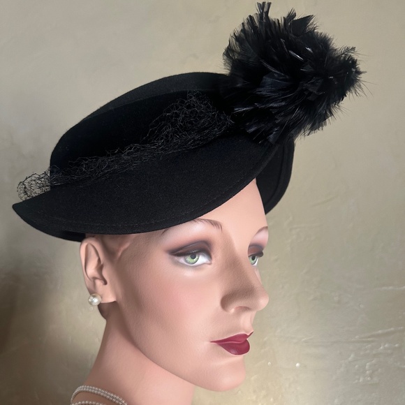 UNIQUE 1940s BLACK FELT HAT WITH BLACK FEATHER  TRIM main image 4